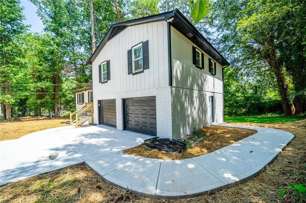 4 bedroom, 3 bathroom, 2,056 sq ft single family residence for sale at 1158 Research Drive, Marietta, GA 30066 — photo 4
