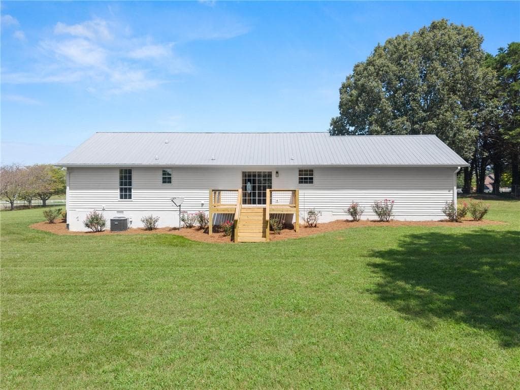 3 bedroom, 2 bathroom, 1,390 sq ft single family residence for sale at 5820 Steve Black Road, Clermont, GA 30527 — photo 3