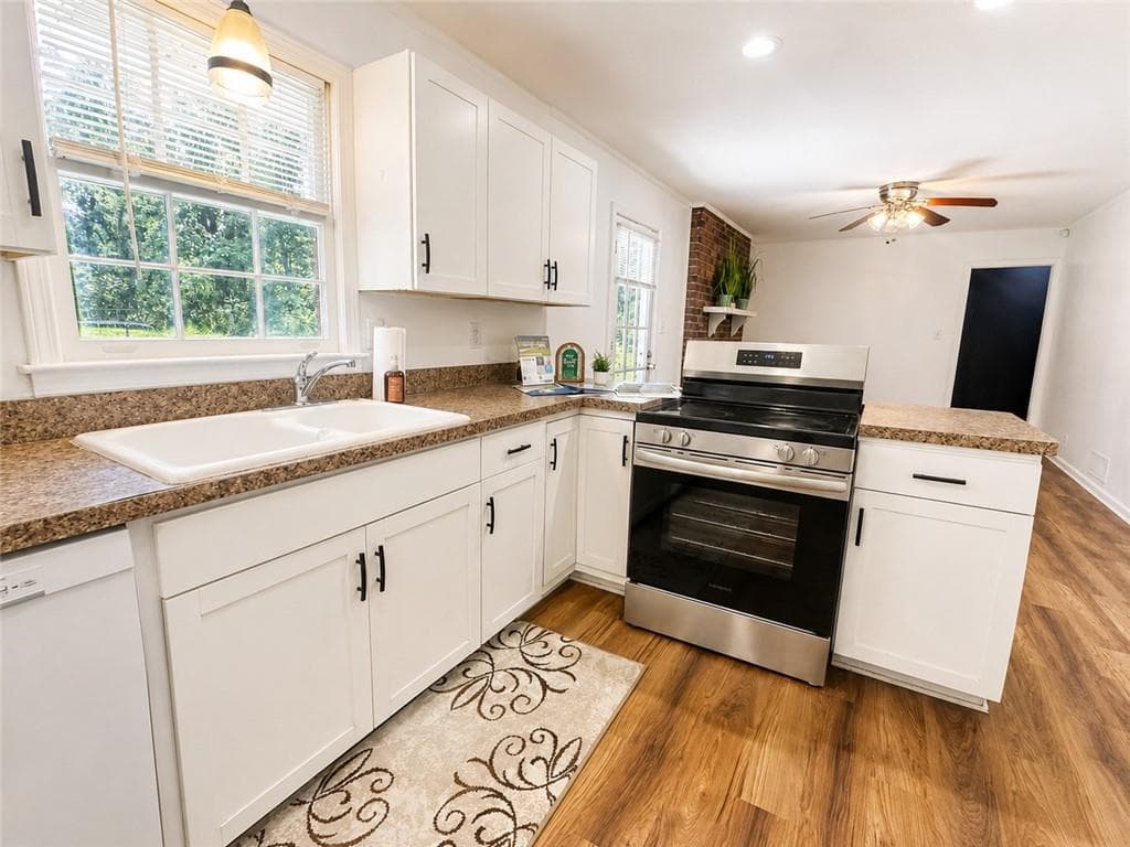3 bedroom, 2 bathroom, 1,512 sq ft single family residence for sale at 886 Oakhill Court, Stone Mountain, GA 30087 — photo 6