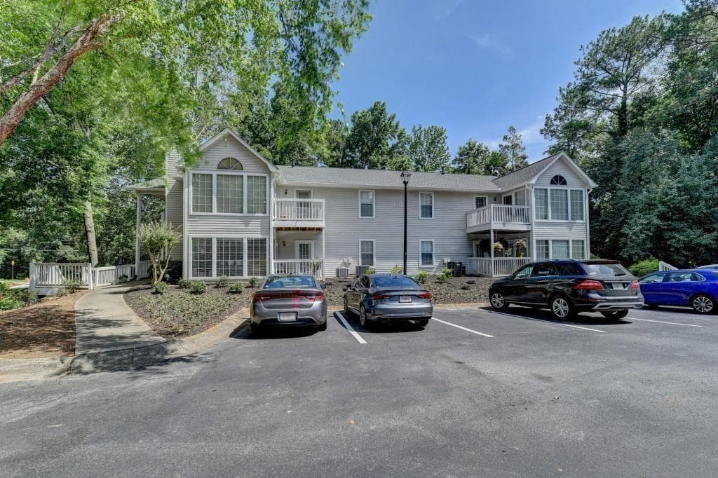 2 bedroom, 1 bathroom, 1,100 sq ft condominium for sale at 102 Gettysburg Place, Sandy Springs, GA 30350