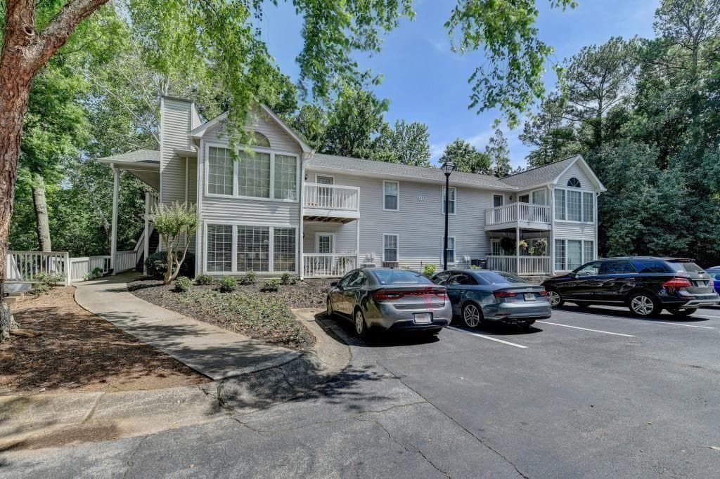 2 bedroom, 1 bathroom, 1,100 sq ft condominium for sale at 102 Gettysburg Place, Sandy Springs, GA 30350 — photo 2