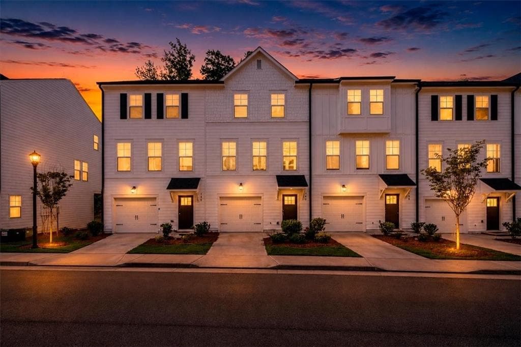 3 bedroom, 4 bathroom, 1,941 sq ft townhouse for sale at 140 Werner Brook Way, Atlanta, GA 30354 — photo 2