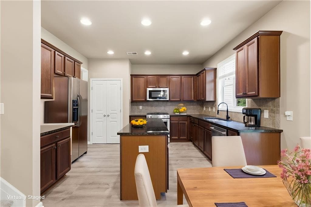4 bedroom, 3 bathroom, 2,882 sq ft single family residence for sale at 6340 Forest Shore Court, Cumming, GA 30040 — photo 6
