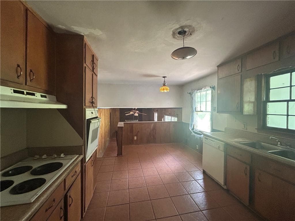 4 bedroom, 3 bathroom, 2,252 sq ft single family residence for sale at 2644 Venus Way, Decatur, GA 30034 — photo 4