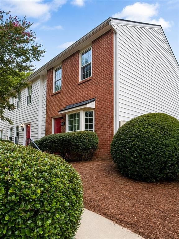 2 bedroom, 3 bathroom, 1,240 sq ft townhouse for sale at 235 Chads Ford Way, Roswell, GA 30076 — photo 3