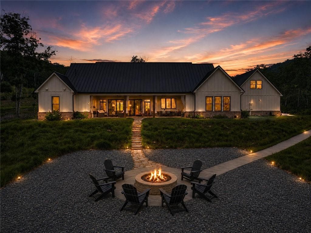 5 bedroom, 3 bathroom, 2,920 sq ft single family residence for sale at 624 High Summit Drive, Talking Rock, GA 30175 — photo 4