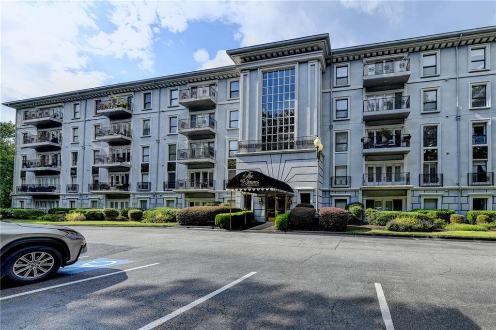 2 bedroom, 2 bathroom, 1,504 sq ft condominium under contract at 3201 Lenox Road 19, Atlanta, GA 30324 — photo 2