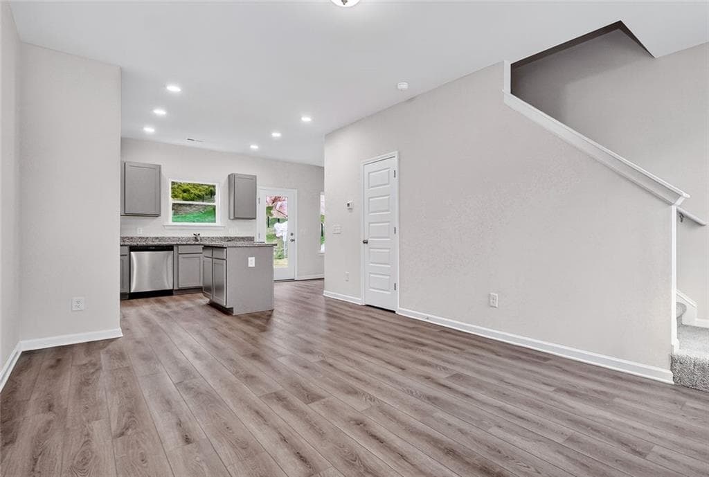 3 bedroom, 3 bathroom, 1,214 sq ft single family residence under contract at 209 Rory Drive, Calhoun, GA 30701 — photo 3