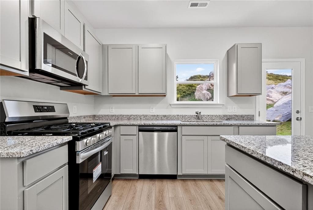 3 bedroom, 3 bathroom, 1,214 sq ft single family residence under contract at 209 Rory Drive, Calhoun, GA 30701 — photo 7