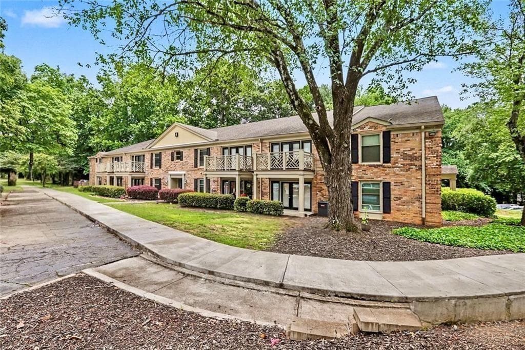 2 bedroom, 1 bathroom, 1,036 sq ft condominium under contract at 3650 Ashford Dunwoody Road 428, Brookhaven, GA 30319 — photo 2