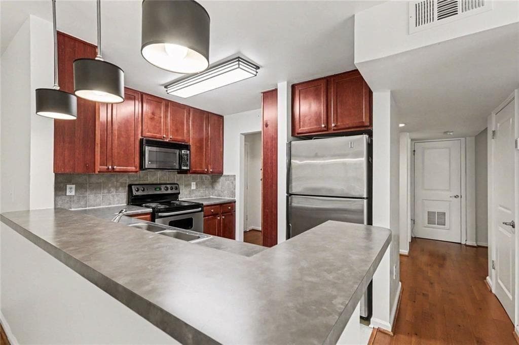 2 bedroom, 1 bathroom, 1,036 sq ft condominium under contract at 3650 Ashford Dunwoody Road 428, Brookhaven, GA 30319 — photo 6
