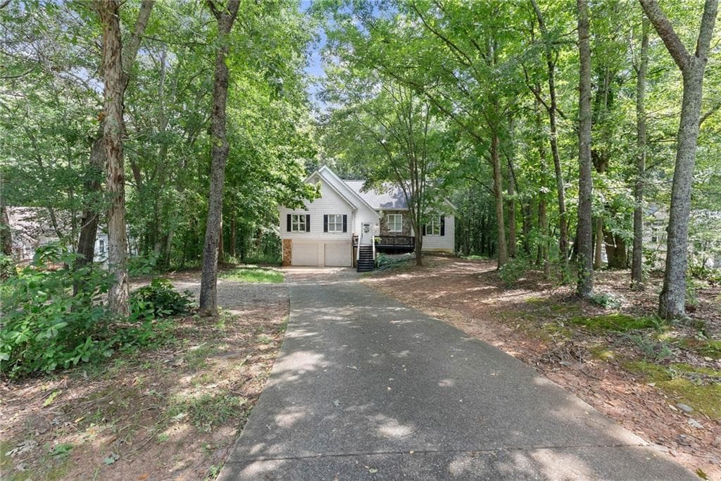 4 bedroom, 3 bathroom, 1,800 sq ft single family residence under contract at 6055 Rolling Oaks Lane, Cumming, GA 30040 — photo 2