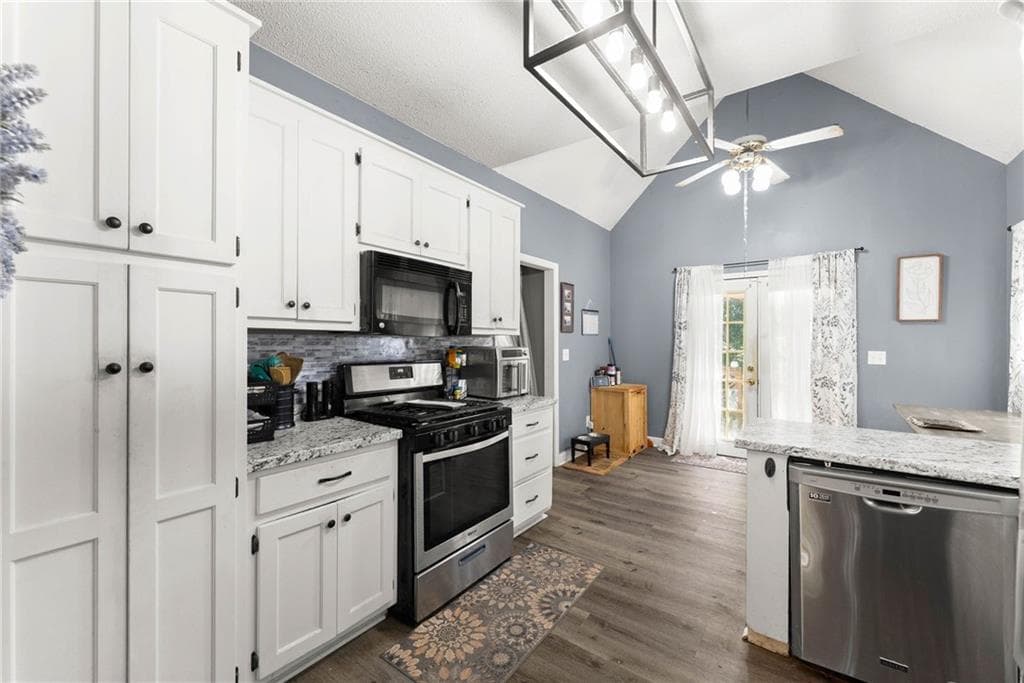 4 bedroom, 3 bathroom, 1,800 sq ft single family residence under contract at 6055 Rolling Oaks Lane, Cumming, GA 30040 — photo 5