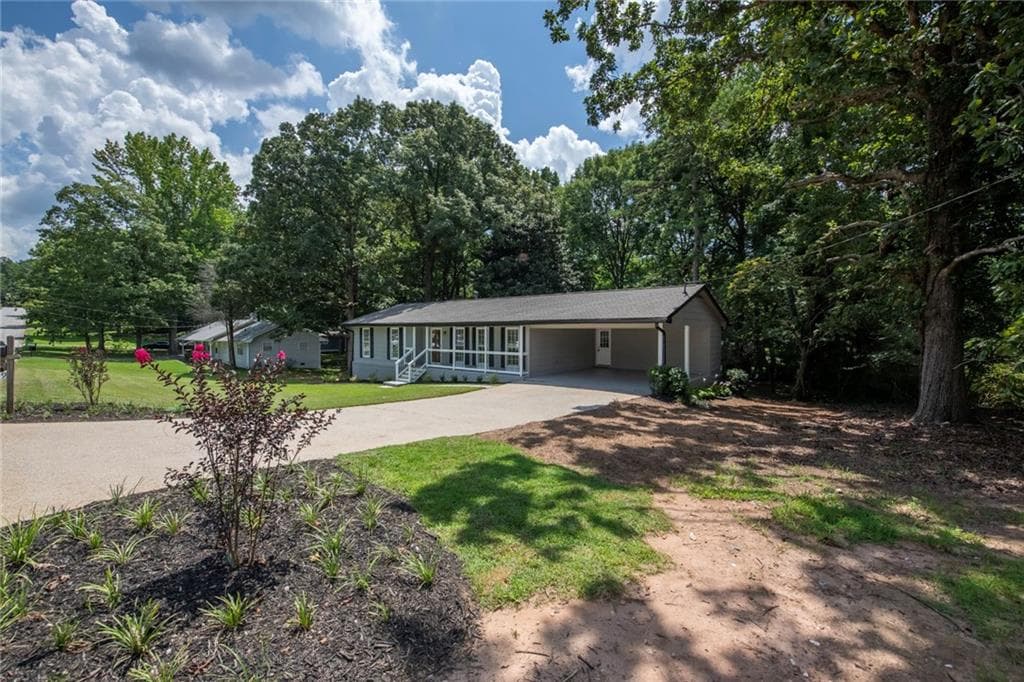 3 bedroom, 2 bathroom, 2,660 sq ft single family residence for sale at 6109 Ridge Way, Douglasville, GA 30135 — photo 2