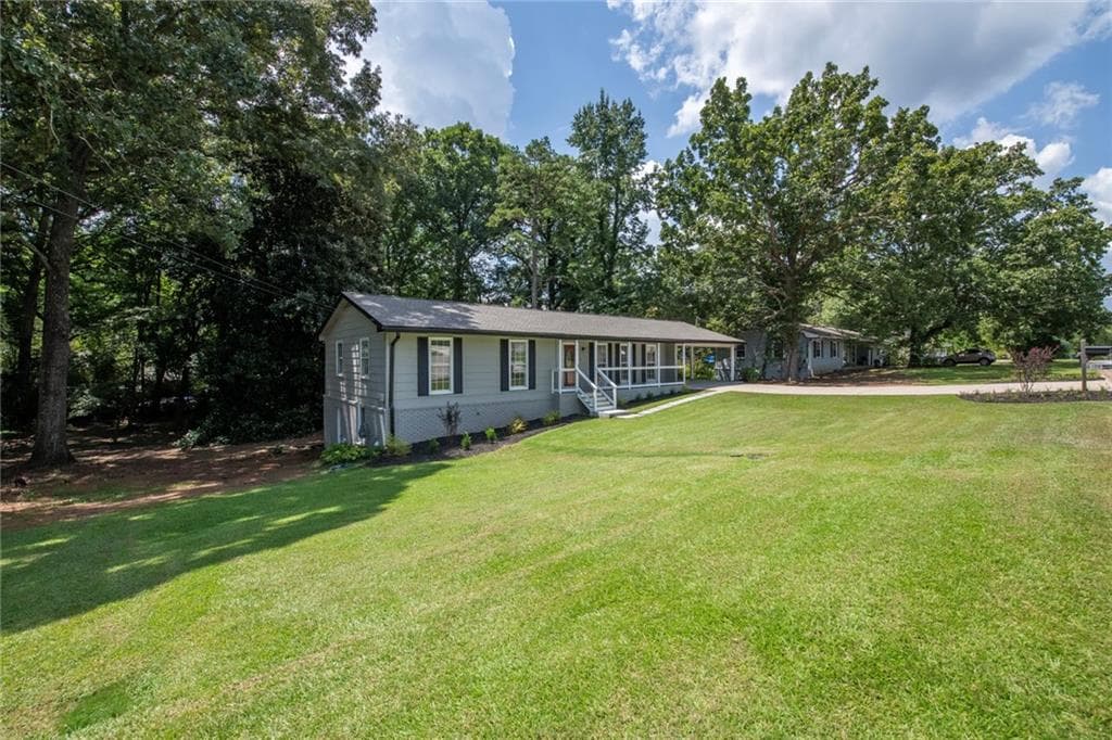 3 bedroom, 2 bathroom, 2,660 sq ft single family residence for sale at 6109 Ridge Way, Douglasville, GA 30135 — photo 3