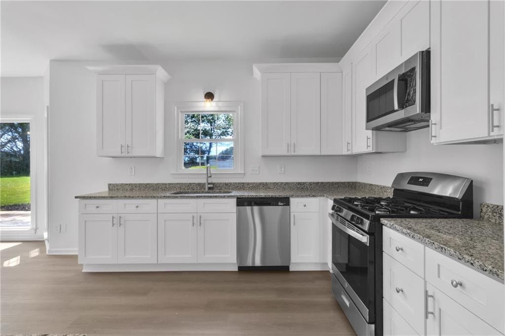 3 bedroom, 2 bathroom, 2,038 sq ft single family residence for sale at 9757 Washington Circle, Jonesboro, GA 30238 — photo 2