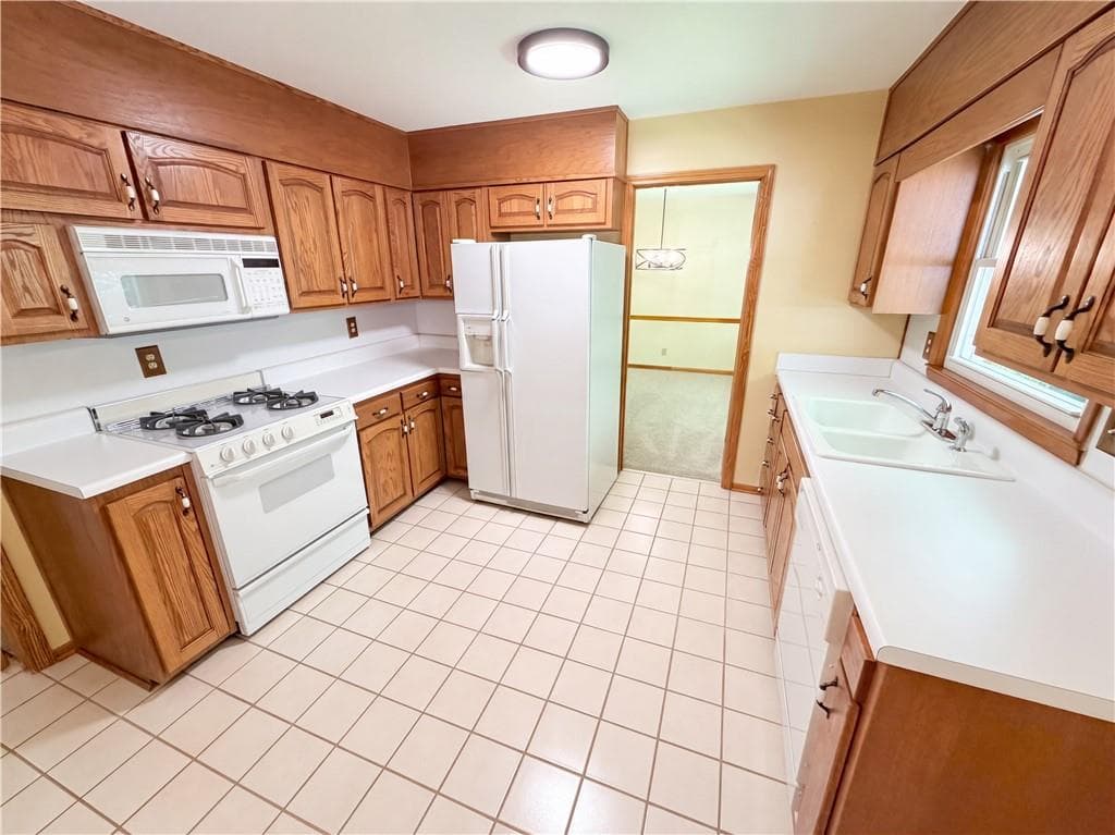 4 bedroom, 3 bathroom, 2,335 sq ft single family residence under contract at 3607 Santa Fe Trail, Atlanta, GA 30340 — photo 2