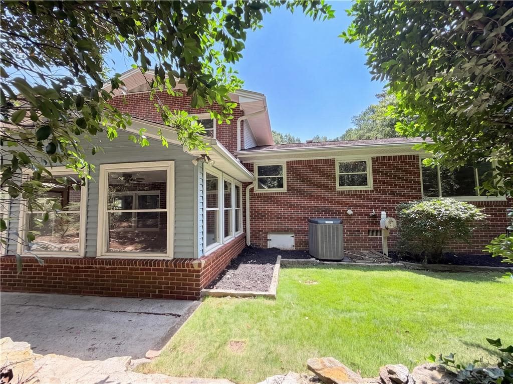 4 bedroom, 3 bathroom, 2,335 sq ft single family residence under contract at 3607 Santa Fe Trail, Atlanta, GA 30340 — photo 5