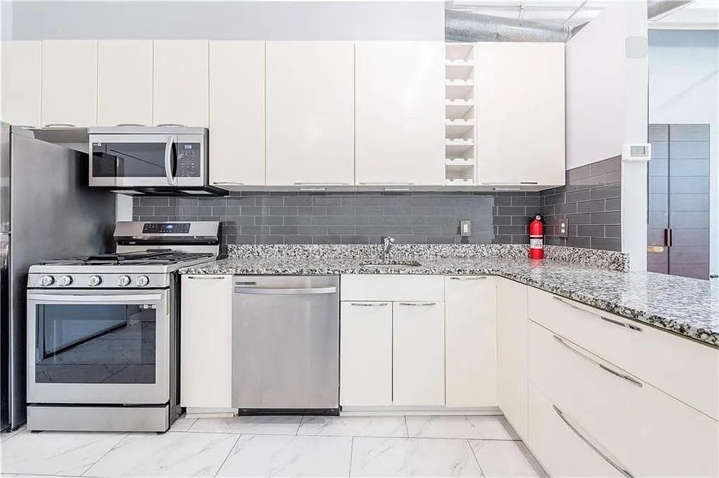 1 bathroom, 640 sq ft condominium for rent at 210 Walker Street 1, Atlanta, GA 30313 for $1,600 a month — photo 6