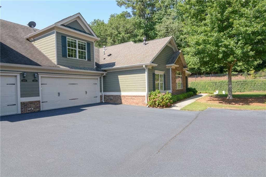 3 bedroom, 3 bathroom, 2,149 sq ft condominium for sale at 4715 Flycatcher Drive, Alpharetta, GA 30004 — photo 2