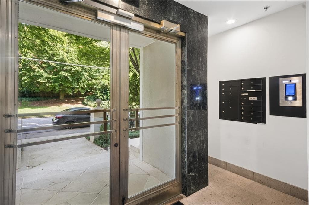 5 bedroom, 6 bathroom, 5,886 sq ft condominium for sale at 2960 Pharr Court South N6 & N8, Atlanta, GA 30305 — photo 2