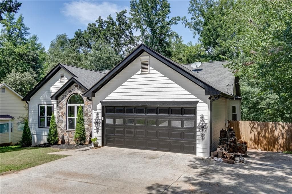 3 bedroom, 2 bathroom, 1,839 sq ft single family residence under contract at 6447 Ivy Springs Drive, Flowery Branch, GA 30542 — photo 2