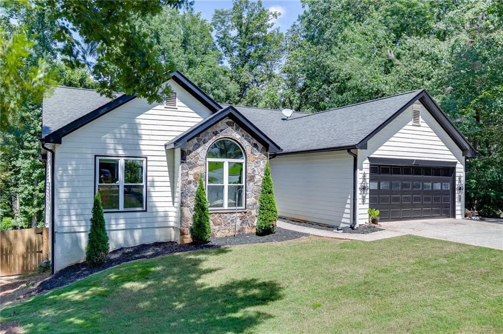 3 bedroom, 2 bathroom, 1,839 sq ft single family residence under contract at 6447 Ivy Springs Drive, Flowery Branch, GA 30542 — photo 3