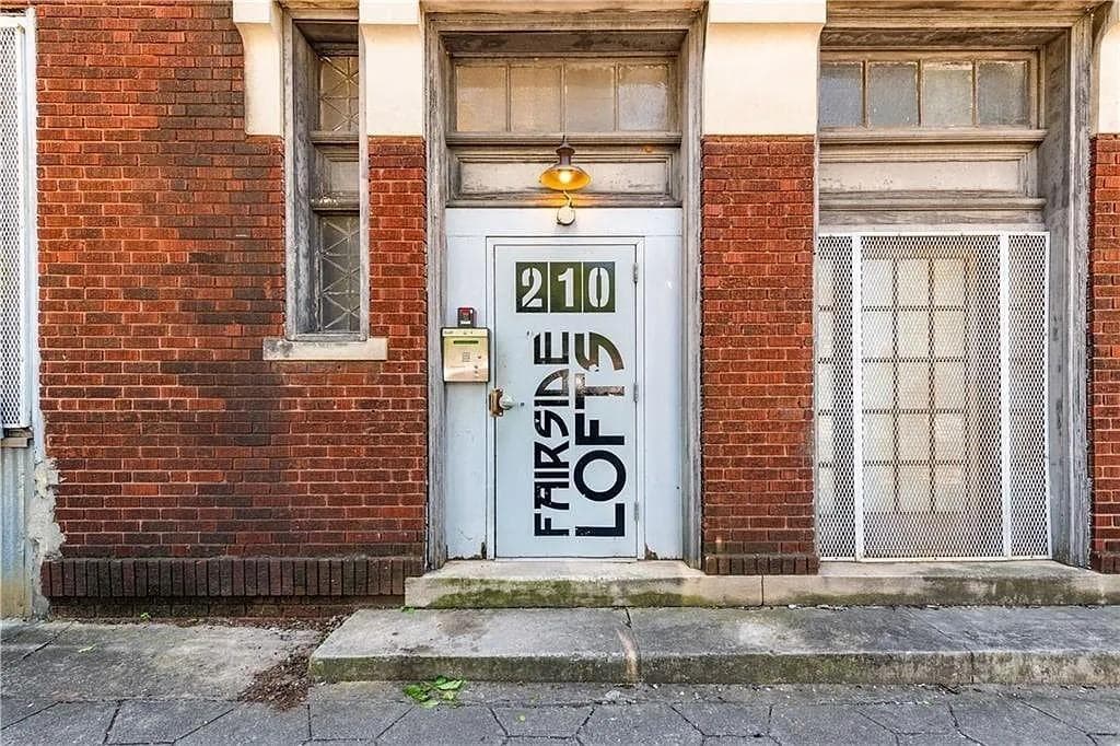 1 bedroom, 1 bathroom, 640 sq ft condominium for sale at 210 Walker Street 1, Atlanta, GA 30313 — photo 1 of 17