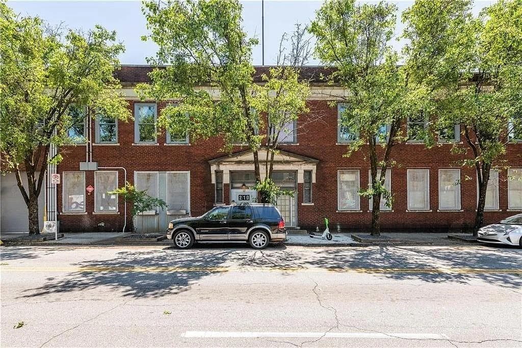 1 bedroom, 1 bathroom, 640 sq ft condominium for sale at 210 Walker Street 1, Atlanta, GA 30313 — photo 2