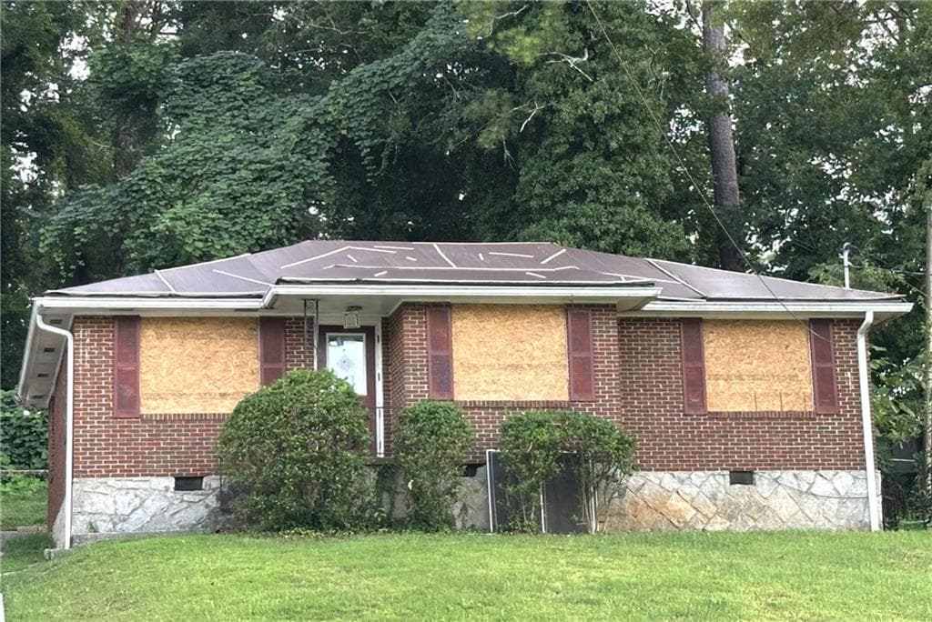 3 bedroom, 1 bathroom, 1,301 sq ft single family residence for sale at 3713 Glenwood Road, Decatur, GA 30032 — photo 1 of 22