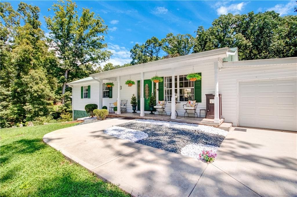 3 bedroom, 2 bathroom, 1,196 sq ft single family residence for sale at 154 Sunset Street, Clarkesville, GA 30523 — photo 6
