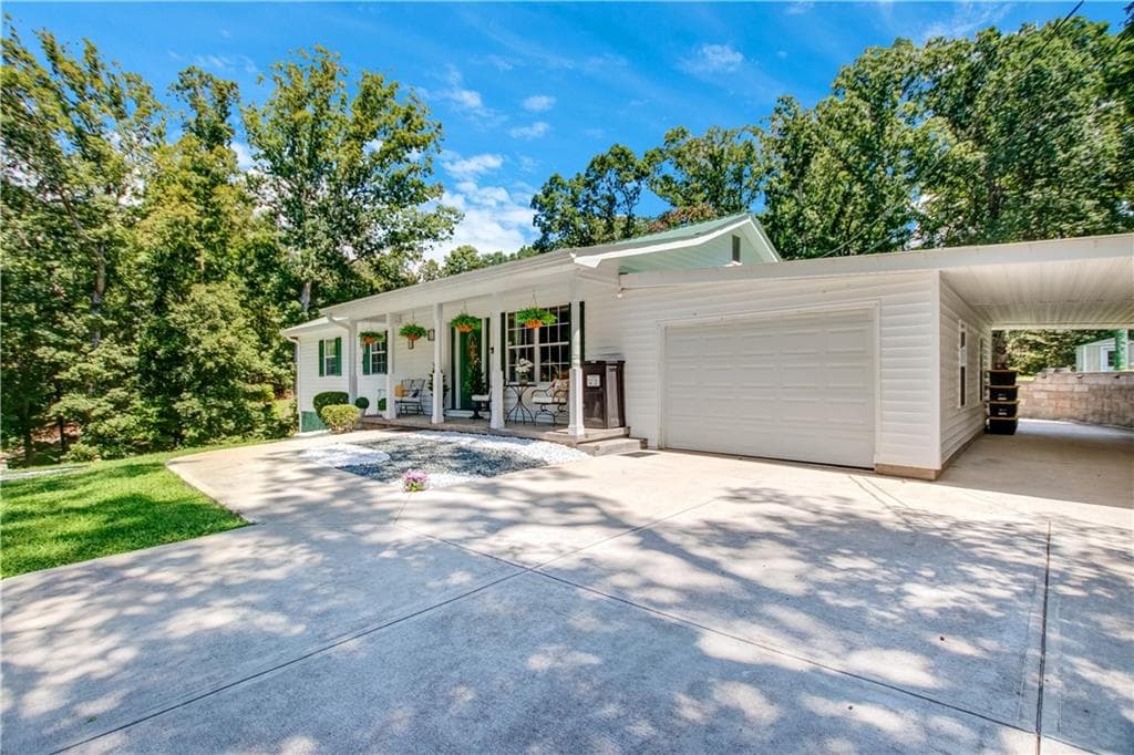 3 bedroom, 2 bathroom, 1,196 sq ft single family residence for sale at 154 Sunset Street, Clarkesville, GA 30523 — photo 7