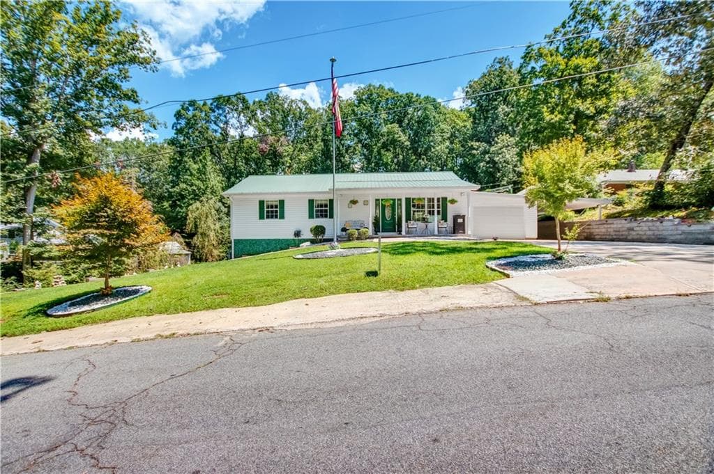 3 bedroom, 2 bathroom, 1,196 sq ft single family residence for sale at 154 Sunset Street, Clarkesville, GA 30523 — photo 8