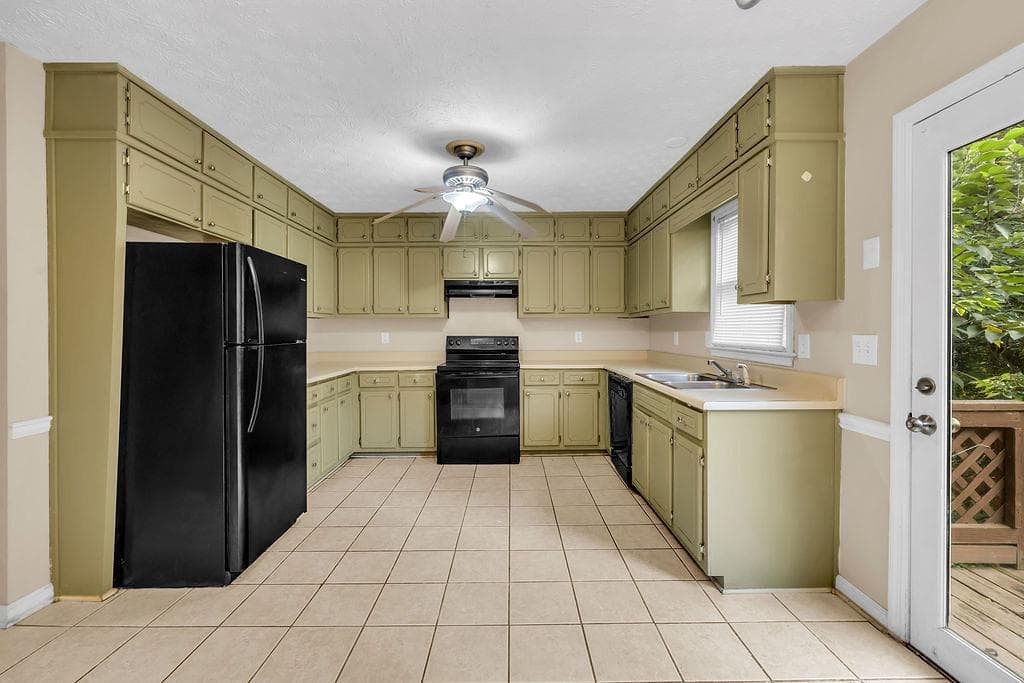 4 bedroom, 3 bathroom, 2,798 sq ft single family residence under contract at 1102 Plantation Drive, Conyers, GA 30094 — photo 2