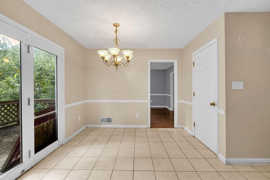 4 bedroom, 3 bathroom, 2,798 sq ft single family residence under contract at 1102 Plantation Drive, Conyers, GA 30094 — photo 3