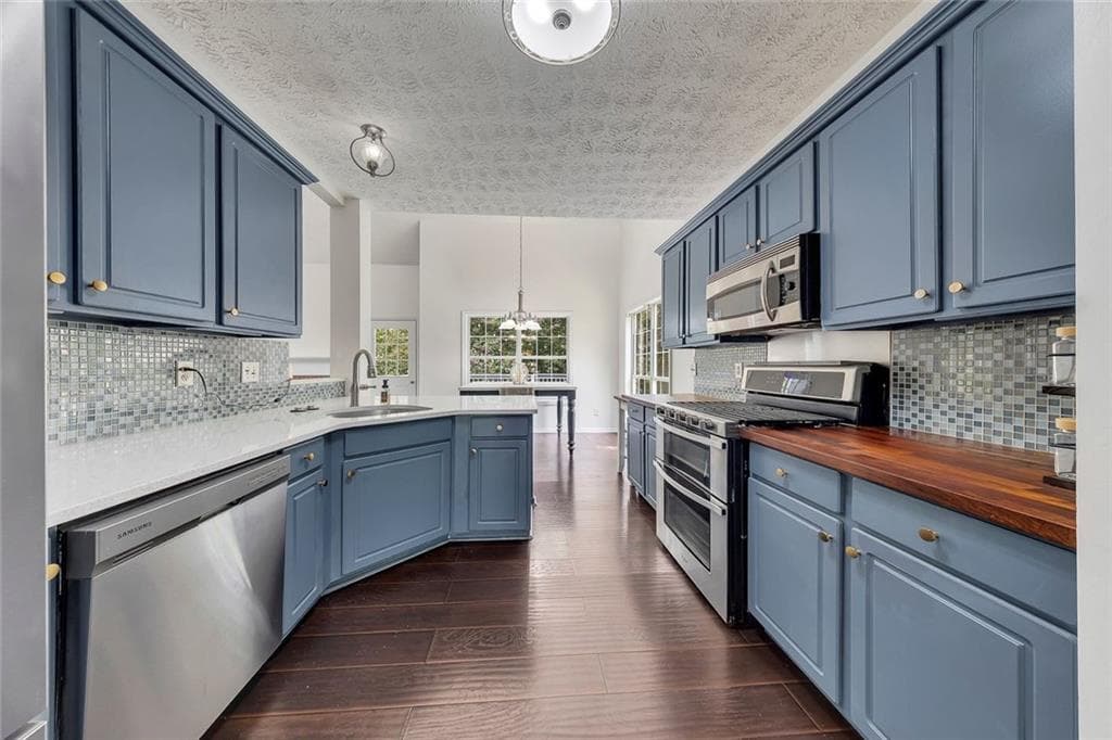 4 bedroom, 4 bathroom, 2,973 sq ft single family residence under contract at 7211 Meadow Gate Way, Woodstock, GA 30189 — photo 9