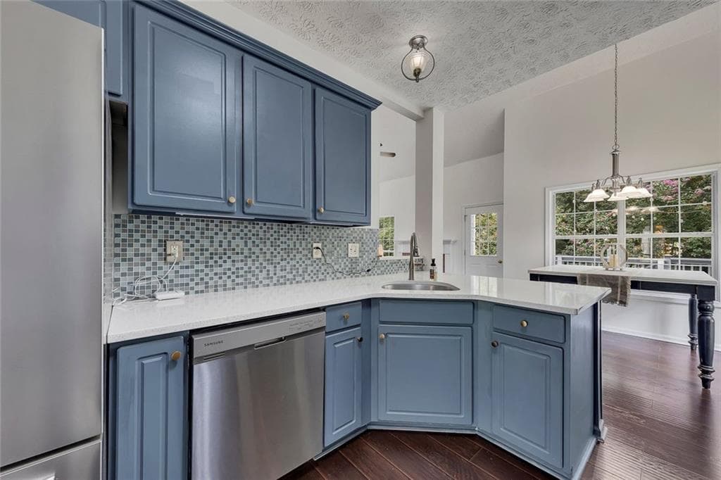 4 bedroom, 4 bathroom, 2,973 sq ft single family residence under contract at 7211 Meadow Gate Way, Woodstock, GA 30189 — photo 10