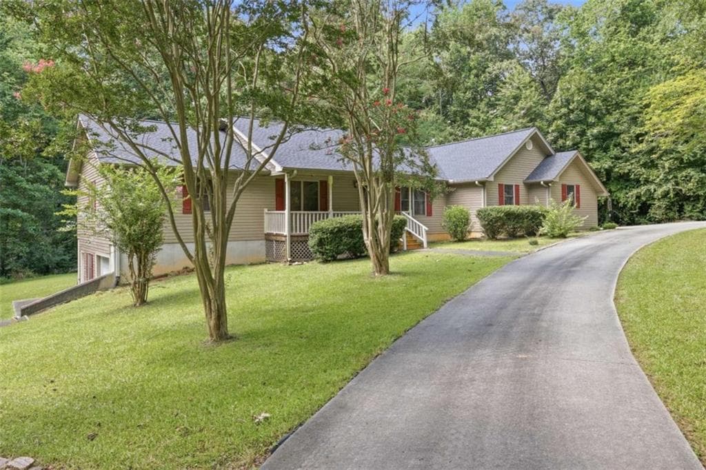 3 bedroom, 3 bathroom, 2,051 sq ft single family residence for sale at 2600 Level Grove Road, Cornelia, GA 30531 — photo 2