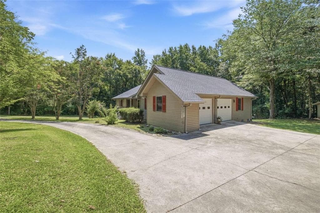 3 bedroom, 3 bathroom, 2,051 sq ft single family residence for sale at 2600 Level Grove Road, Cornelia, GA 30531 — photo 4