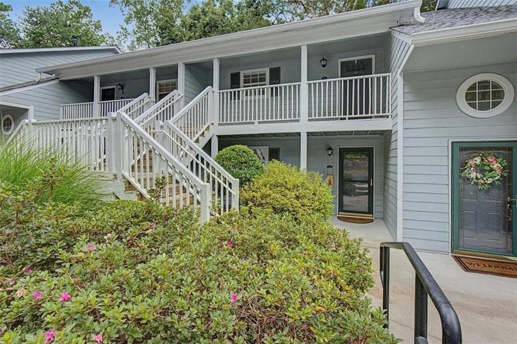 2 bedroom, 2 bathroom, 1,308 sq ft condominium under contract at 3940 Riverlook Parkway 302, Marietta, GA 30067 — photo 2