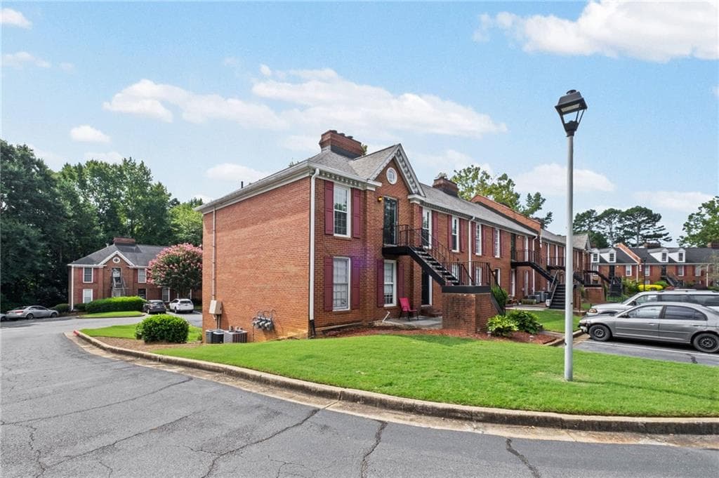 2 bedroom, 2 bathroom, 1,059 sq ft condominium for sale at 1166 Booth Road 209, Marietta, GA 30008 — photo 2