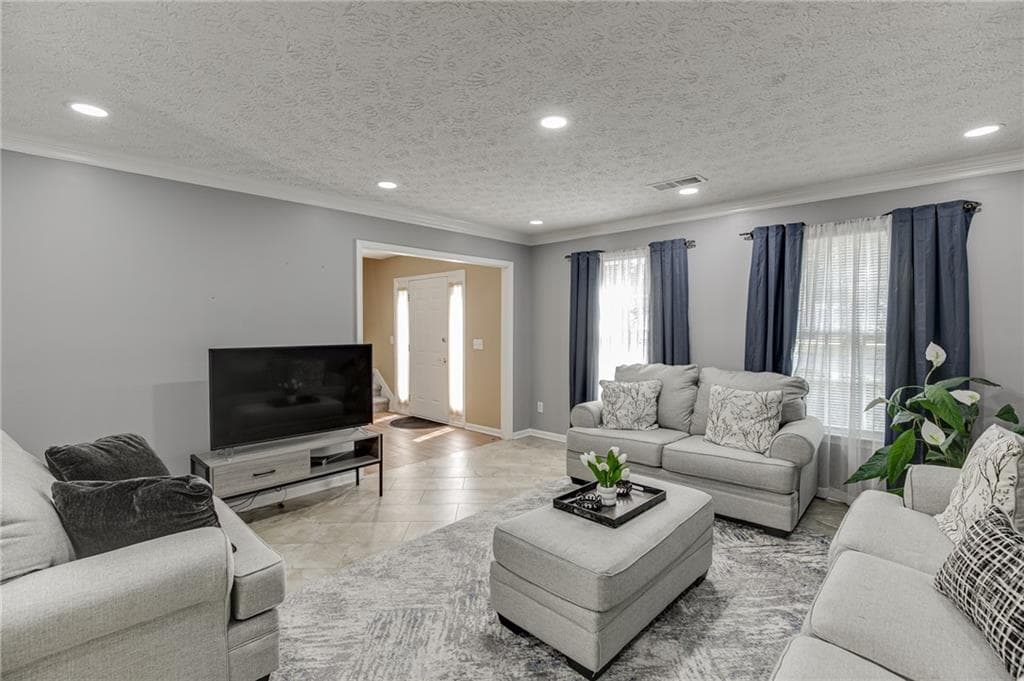 3 bedroom, 3 bathroom, 2,088 sq ft single family residence under contract at 3135 Paces Landing Drive, Lawrenceville, GA 30044 — photo 7