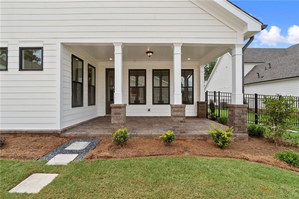 3 bedroom, 3 bathroom, 2,500 sq ft single family residence for sale at 585 Gavitt Drive, Cumming, GA 30040 — photo 2