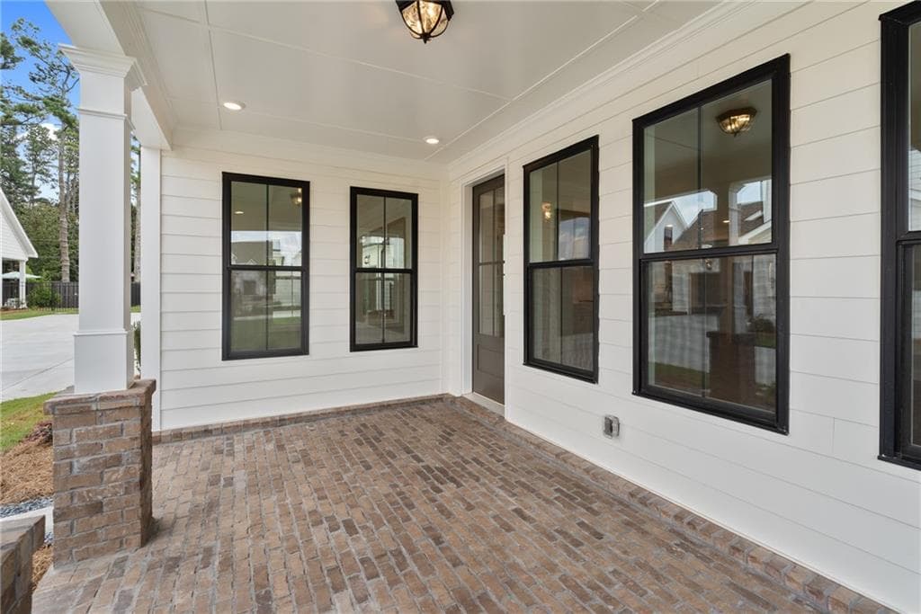 3 bedroom, 3 bathroom, 2,500 sq ft single family residence for sale at 585 Gavitt Drive, Cumming, GA 30040 — photo 3