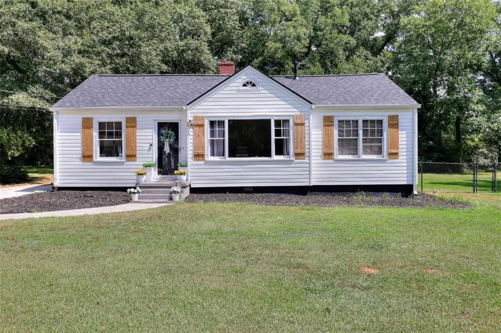 3 bedroom, 1 bathroom, 1,326 sq ft single family residence for sale at 186 S Forest Avenue, Social Circle, GA 30025 — photo 2
