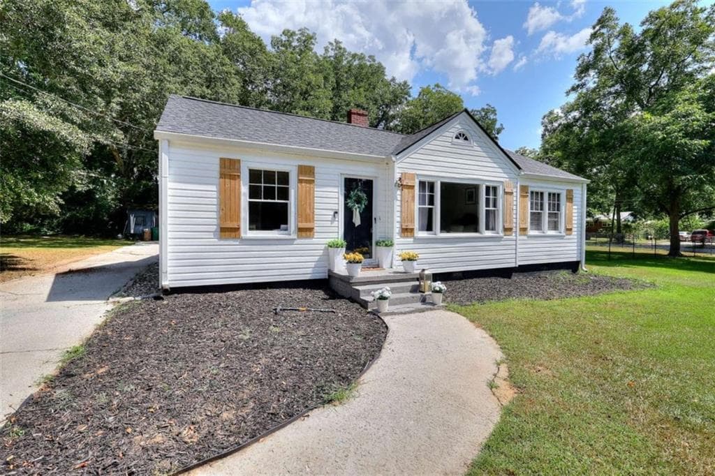 3 bedroom, 1 bathroom, 1,326 sq ft single family residence for sale at 186 S Forest Avenue, Social Circle, GA 30025 — photo 3
