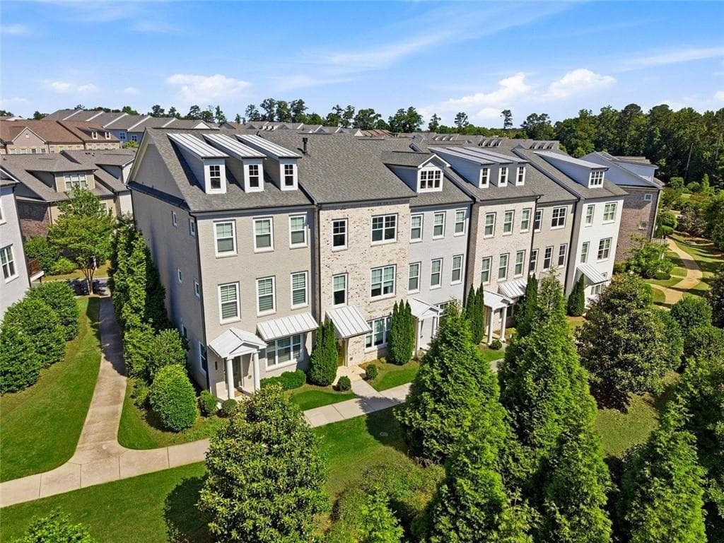 3 bedroom, 4 bathroom, 2,025 sq ft townhouse for sale at 10196 Windalier Way, Roswell, GA 30076 — photo 2
