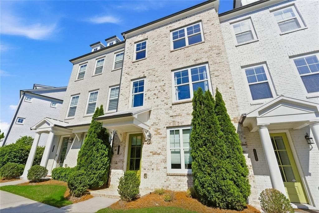 3 bedroom, 4 bathroom, 2,025 sq ft townhouse for sale at 10196 Windalier Way, Roswell, GA 30076 — photo 3