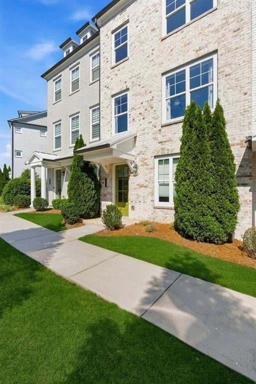 3 bedroom, 4 bathroom, 2,025 sq ft townhouse for sale at 10196 Windalier Way, Roswell, GA 30076 — photo 4