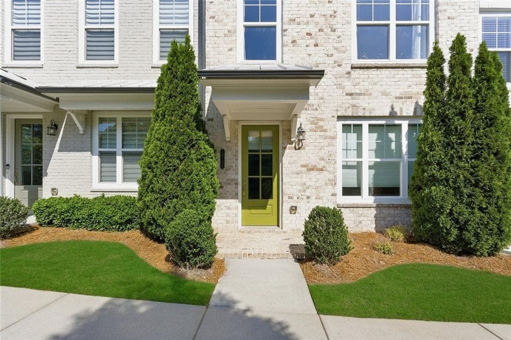 3 bedroom, 4 bathroom, 2,025 sq ft townhouse for sale at 10196 Windalier Way, Roswell, GA 30076 — photo 5
